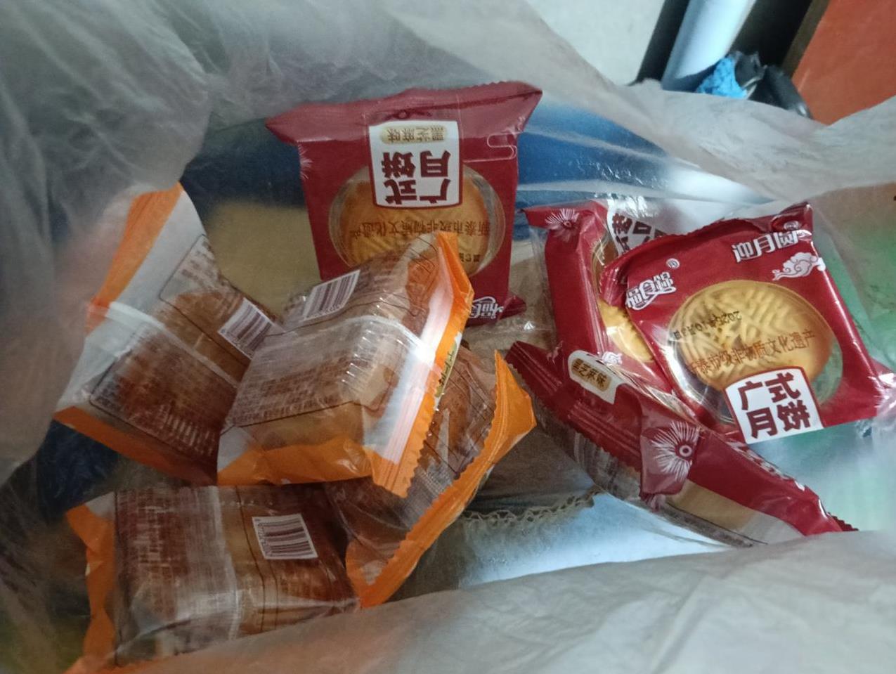 因为今年我们厂子里没有分月饼，想着过节就从网上买了点月饼。
结果回来后被老公训了