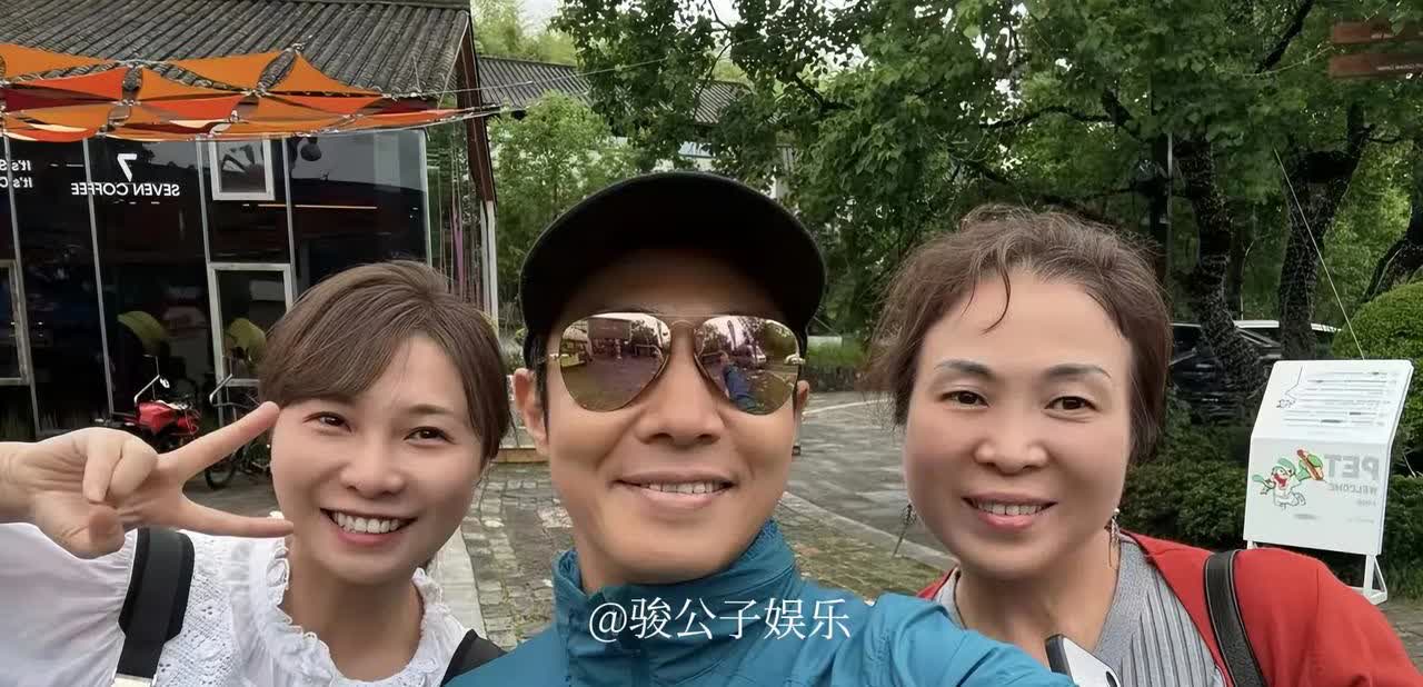 近日，撒贝宁带着妻子李白和孩子们前往千岛湖，共度了一个愉快的儿童节。活动中，李白