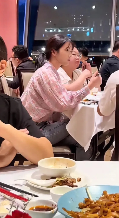 这才是女孩子心目中的偶像呢。
