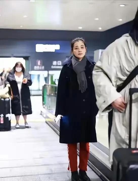 这是真实50岁女演员的颜值，没有美颜，真真实实的状态，看起来不比普通人强多少。感