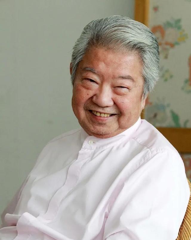 1993年，黄家驹在日本摔伤去世，蔡澜前往为他操办葬礼，记者问蔡澜：“你与黄家驹