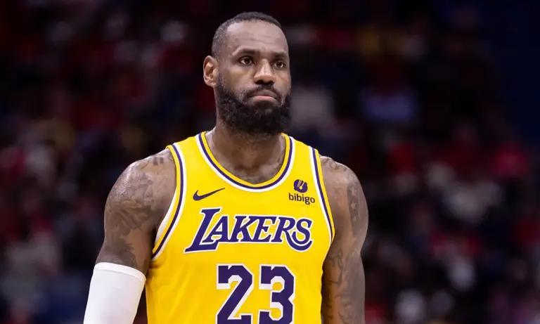 不愧是球场典范！不吹不黑！大部分NBA球员做不到！
近日詹姆斯在《球场大脑》节目