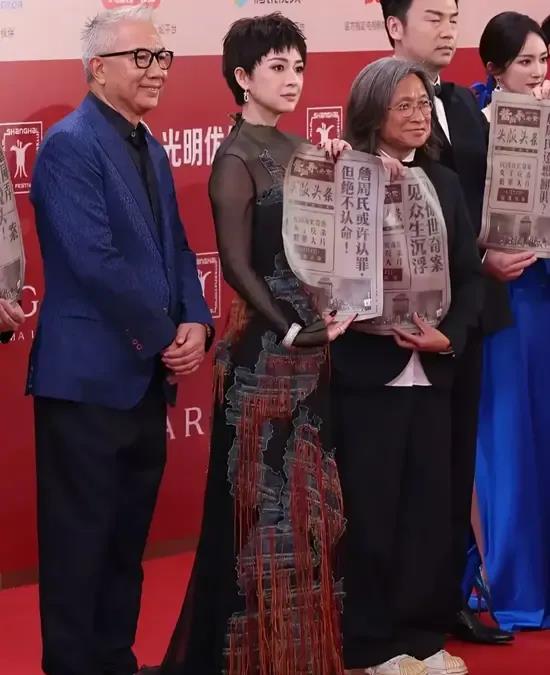 猛一看还以为是金巧巧，细瞧竟是章子怡，这身装扮和神韵也太像了！