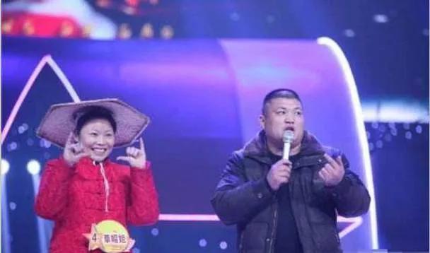 一句“李超又和谁搀扶不像草帽姐？”悄然成了网络新谜题。
其中“草帽姐”，指向山东