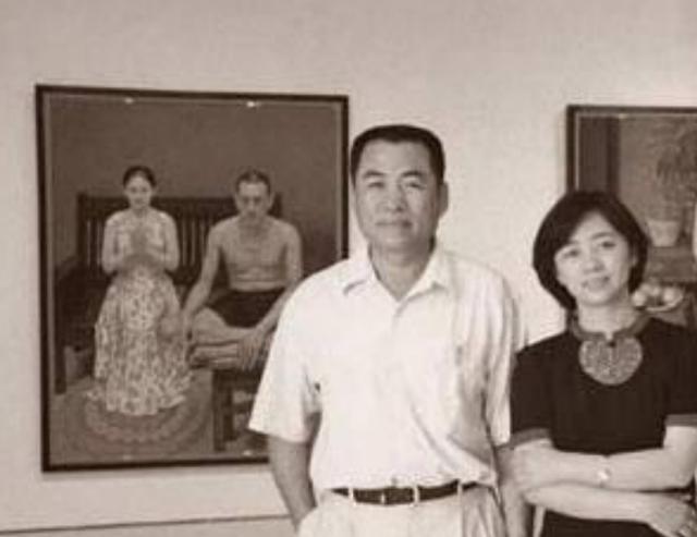 1986年，一位画家迎娶了自己的人体模特。在新婚之夜，他不做俗人之举，为一丝不挂