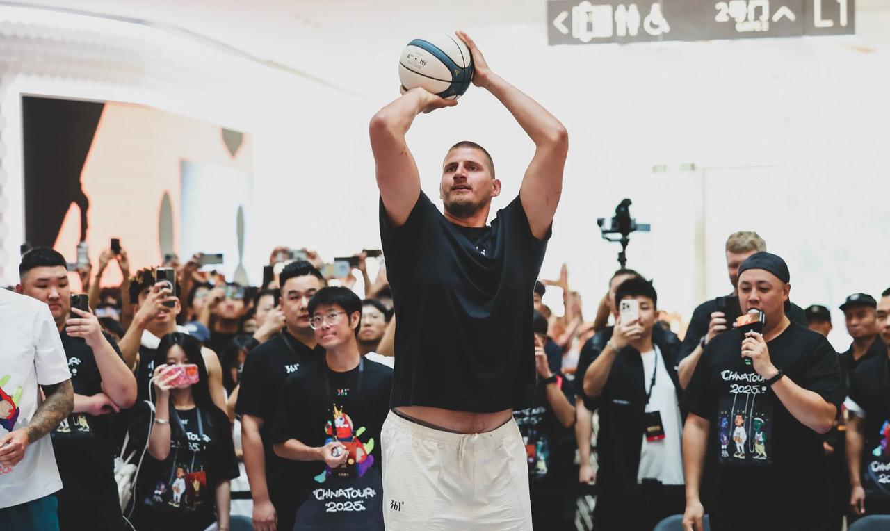 约老师开启中国行在广州接受了媒体采访，畅谈篮球与来到中国后的感受。随后转场佛山，