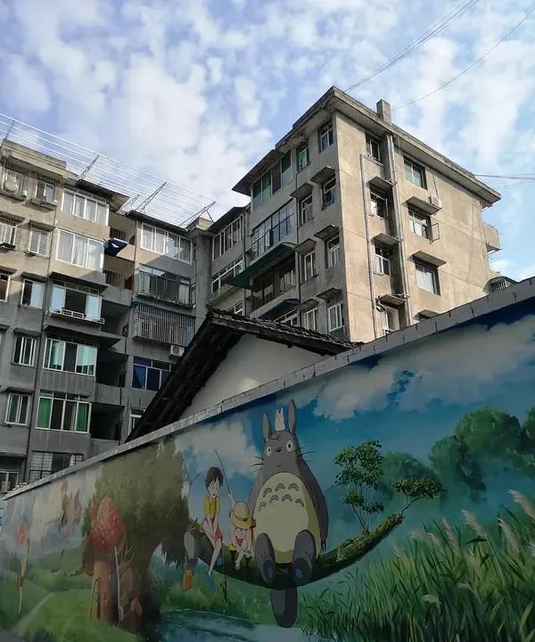 在中国这样一个市井小人遍地都是的国度里，你的楼上恶邻和左右邻居以及单位同事和上街