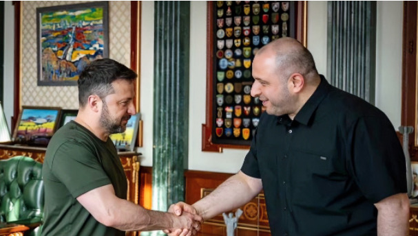 乌前防长竟是美国人











啥？乌克兰前国防部长竟然是美国人？这消