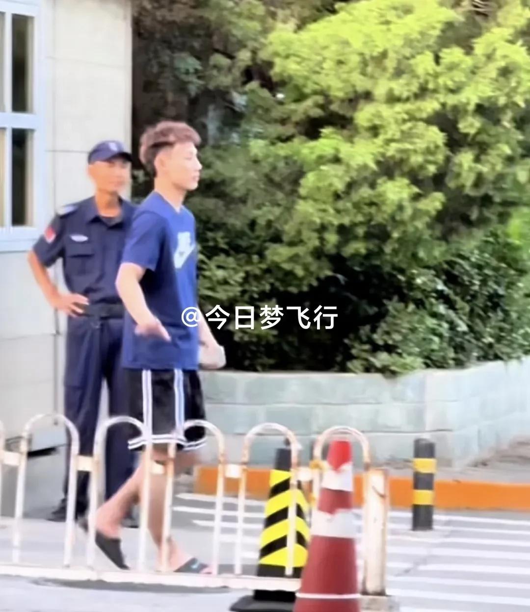 在京城下午下训，徐杰粤式休闲行装出街！
新一期国家队集训已经开启，今天下午（6月
