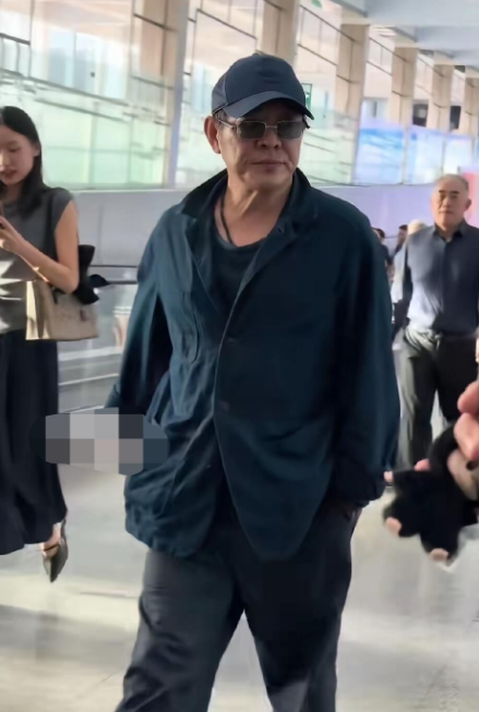 才62岁的李连杰看起来怎么像个小老头了 ，加上这一身打扮，走在商场里就像普通的素