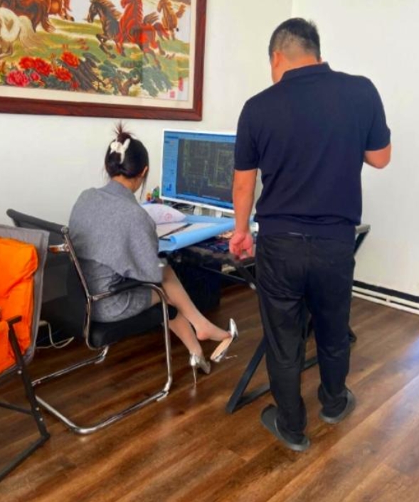 我说为什么办公室里的味道怎么这么大呢