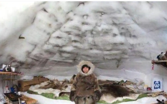 在零下40度的北极，萨米人睡雪屋，难道他们感觉不到冷吗？真不冷，这是满级人类…