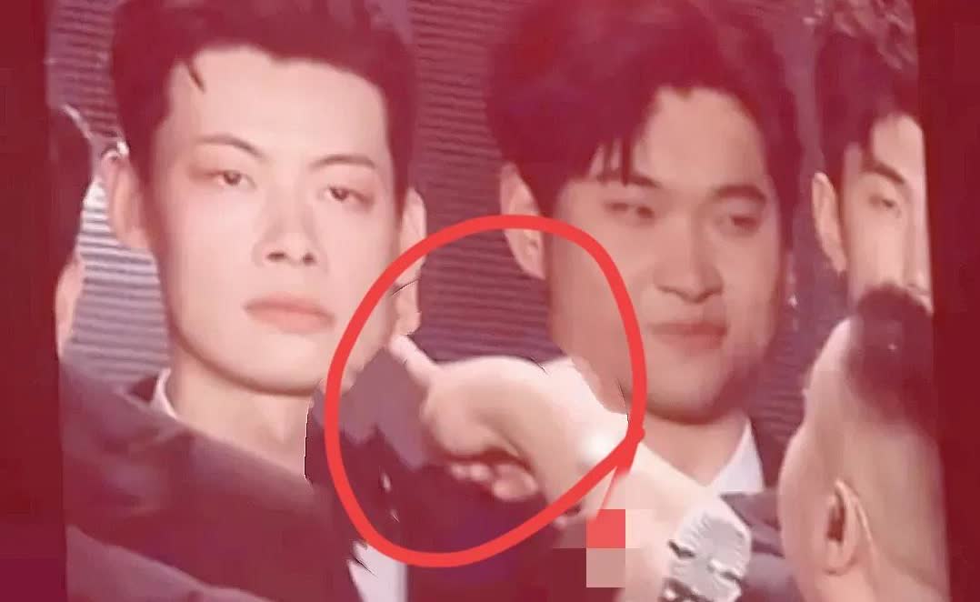 岳云鹏演唱会上，
 
只因演唱时一个小动作，却暴露了他的“嘴脸”？
 
