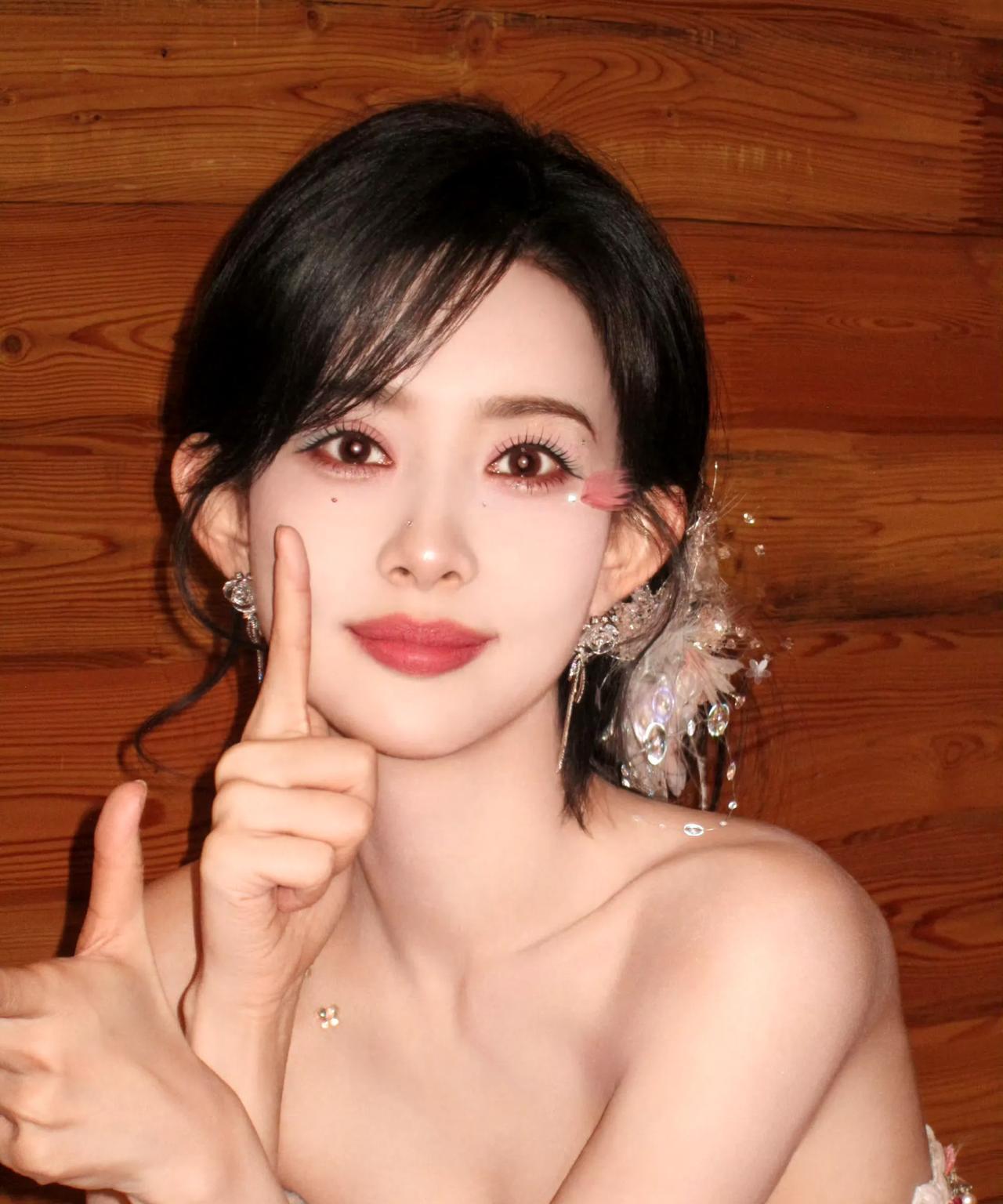 #孟子义聊生理期大大方方的# 孟子义直播中聊到拍戏遇到经期的事情，称曾在片场围读