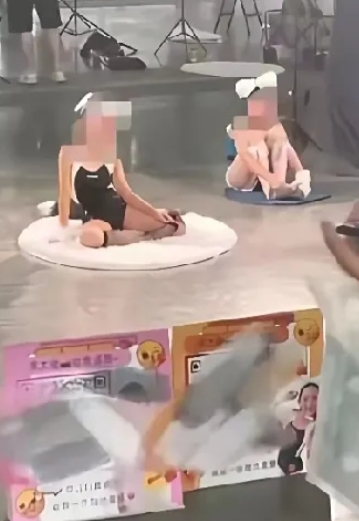 广州中山，一漫展上出现让人惊愕的一幕，女童衣着暴露，并且在直播拍照。工作人员发现