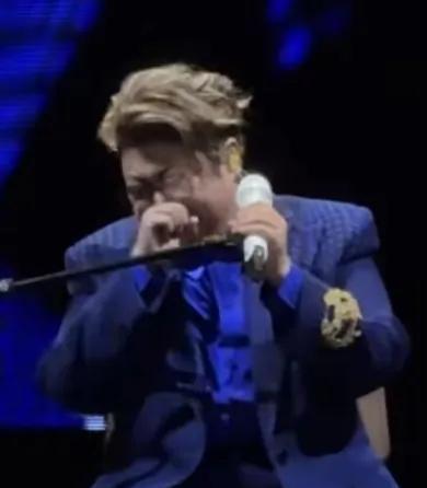 如何看韩红成都演唱会上哭泣
小编刷到歌手韩红成都演唱会上哭泣的视频。韩红唱《成都