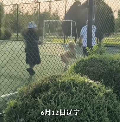 这种老人让人如何尊敬得起来！
两老人在青少年足球场遛狗，他们一进去就反锁大门不让