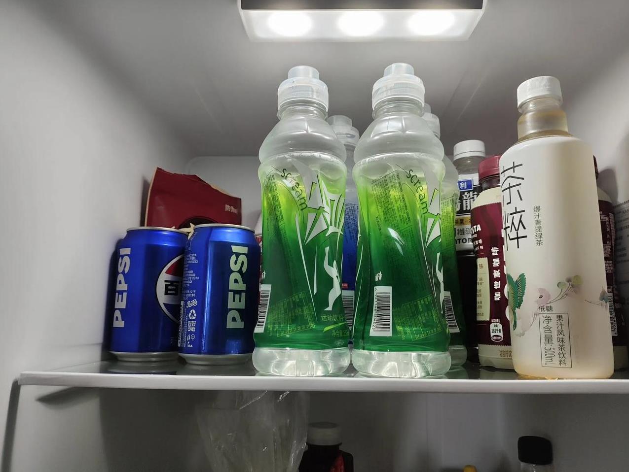 打开儿子家的冰箱，我这老心脏跟着一颤，第一反应，这样的饮食习惯怎么得了？
里面是
