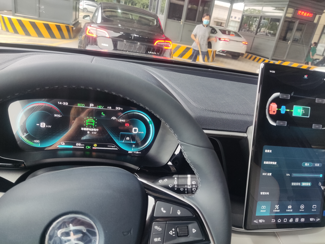 原地发电
原地发电确实会感觉到发动机震动，能够清楚的感觉到