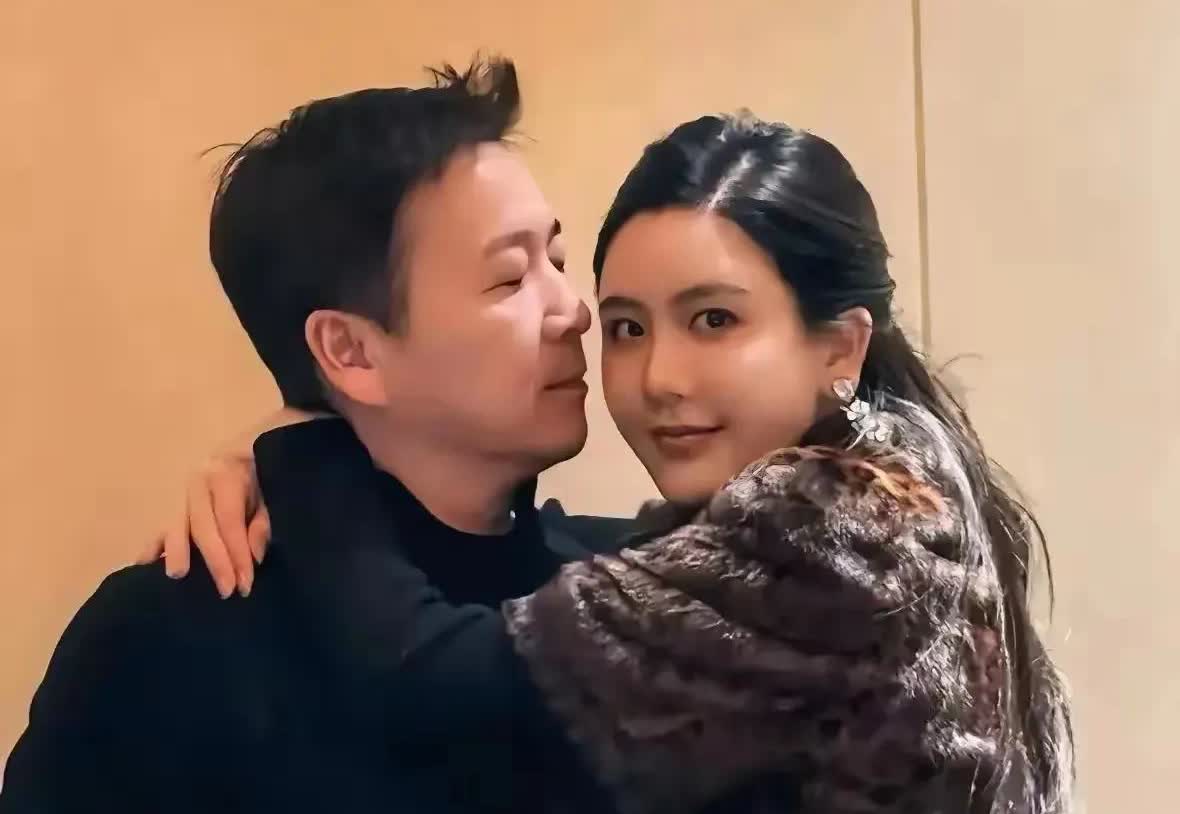 别再说楚玲了，
也别再把她跟杨钰莹比了，
因为他们根本就不是同个频道的。
