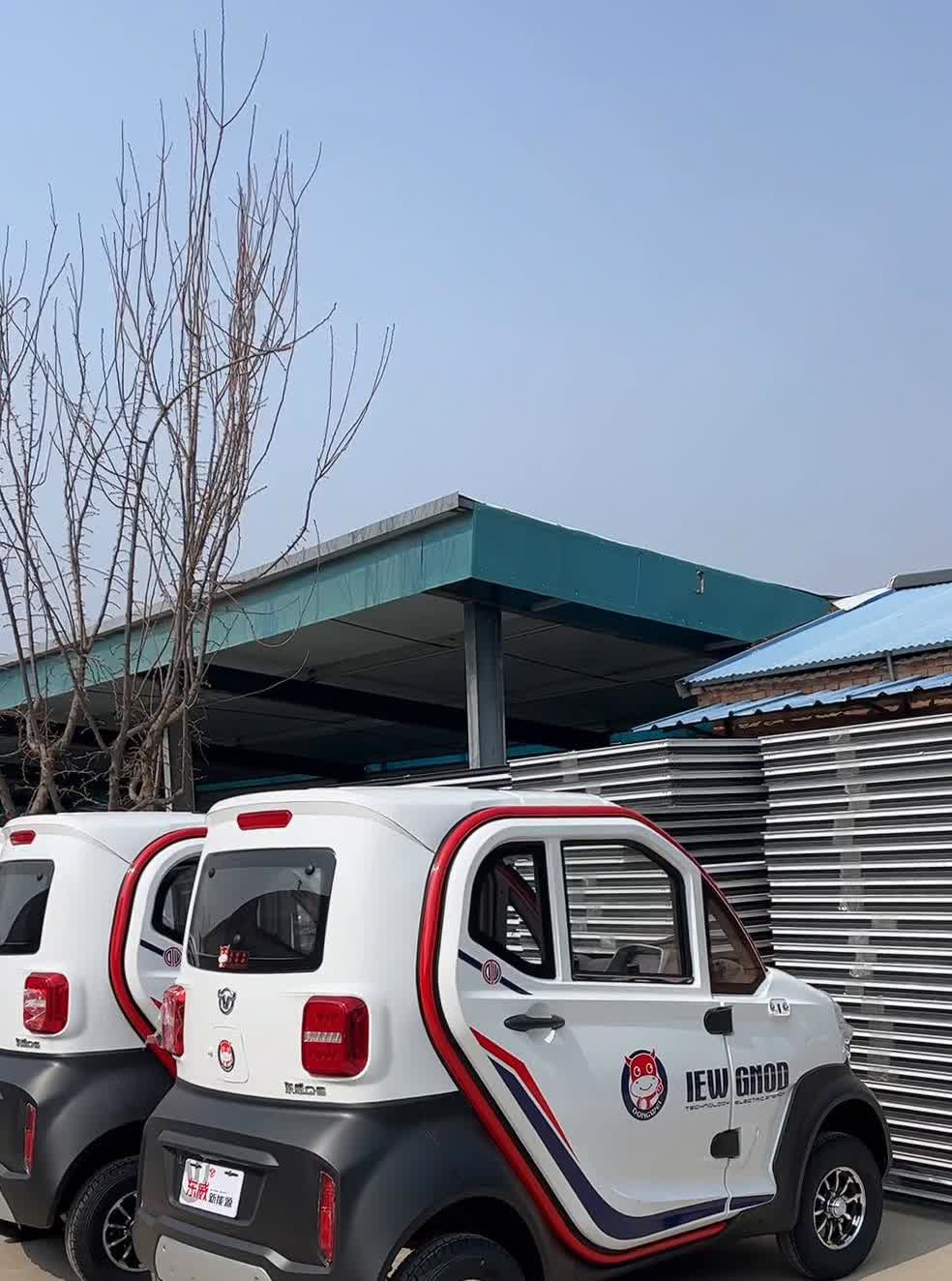 油电续航300公里，暖风、空调，配置齐全。
再看一下这款车，东威q5，能加油、