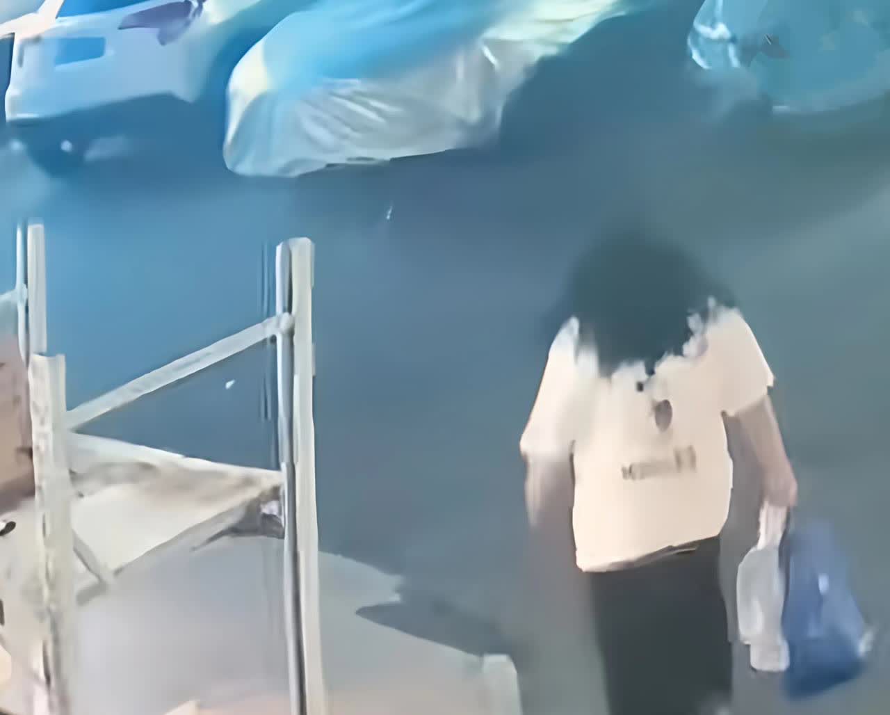 这小仙女火了
顺走别人2元外卖
结果还吃不着

7.5日，上海一名大学生