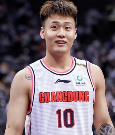 赵睿的突破的特点
赵睿在CBA也有身体优势，也能突进去，但是最后舔蓝那一下差点意