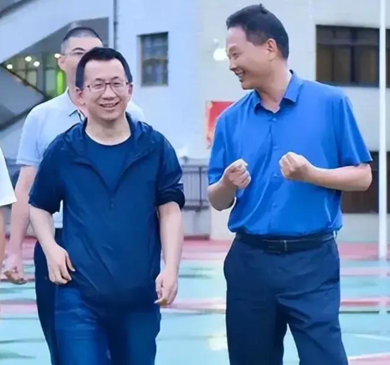 张一鸣目前主要居住在新加坡中国籍
张一鸣的妻子是其南开大学校友，两人通过学校论坛