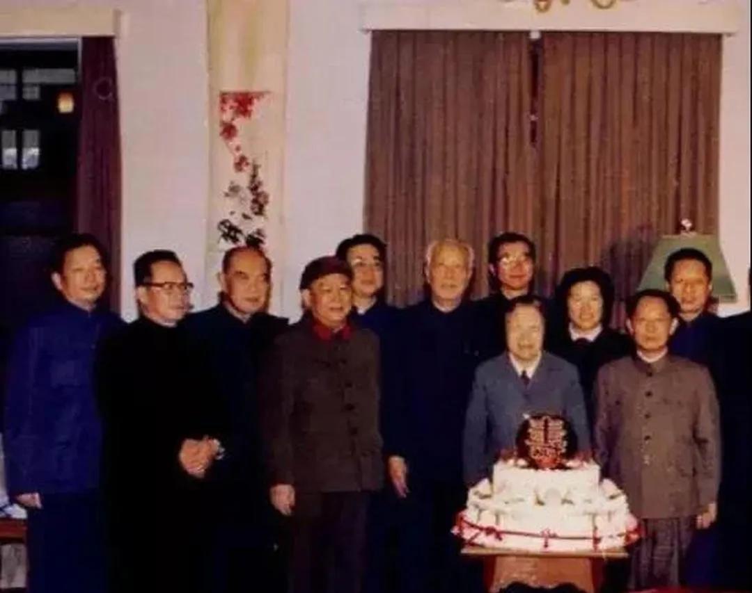 1984年，邓颖超迎来了80岁大寿。她本意不庆祝，但身边工作人员却坚持认为，人过