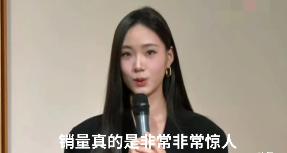 小S二女儿认领“艺术家”称号。Lily的画，在昨天画展预展时，销量就特别惊人。有
