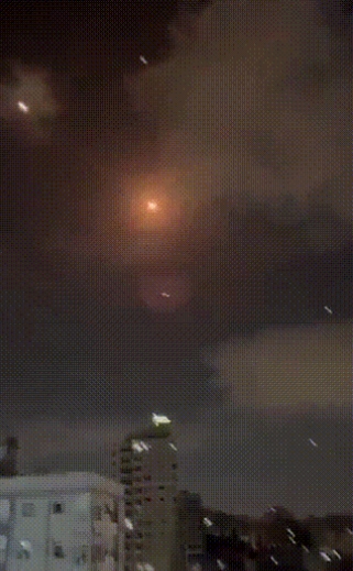 凌晨1点伊朗打响第15波次导弹攻击！高超音速导弹如雨点砸向以色列，现场出现惊人一