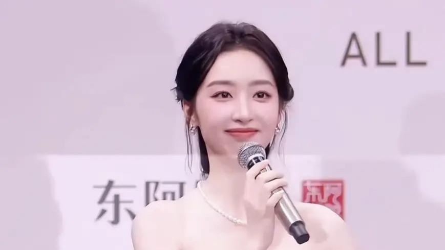 邓恩熙粉色长裙惊艳亮相2025腾讯星光大赏，灵动回眸引全网热议