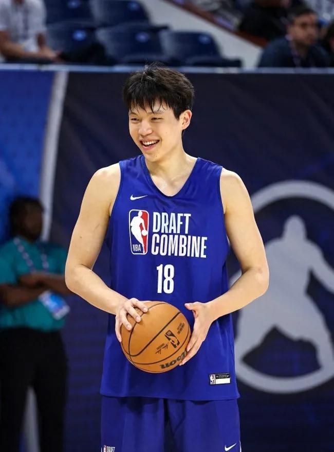 勇士这是打算选杨瀚森吗？
根据美媒的报道，勇士队也是试训了杨瀚森，今年选秀大会，
