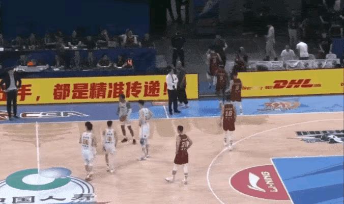 翟晓川还是有格局的，昨天北京主场最后一节被广厦队逆转输掉比赛，赛后北京队球员没有