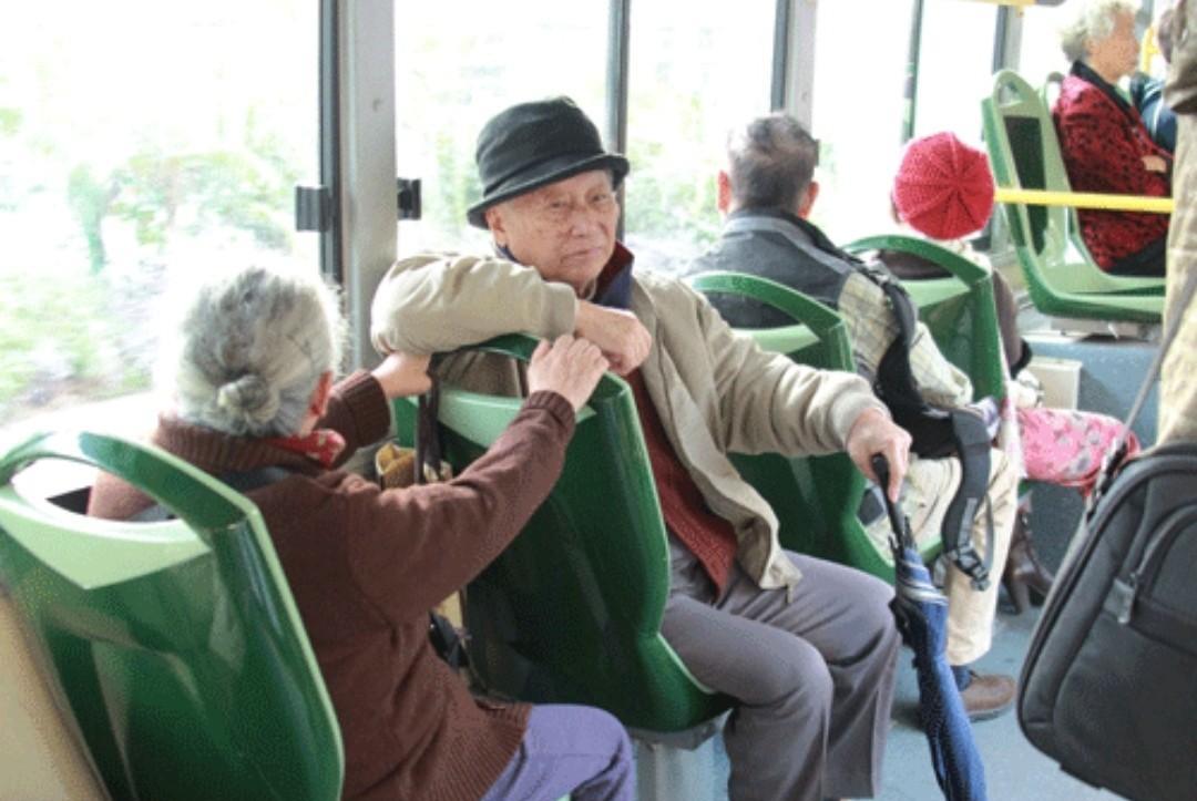 我想说，不要对待老人有偏见。从图片上看，车上没有多少人。假如车上真是人不多的话，