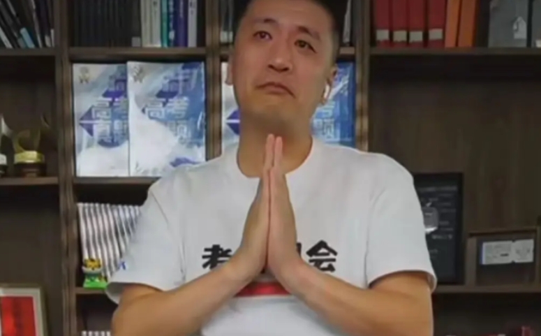 我问我爸，张雪峰要退出直播是真的吗？

我爸神秘一笑，说这你就不懂了吧，张雪峰本