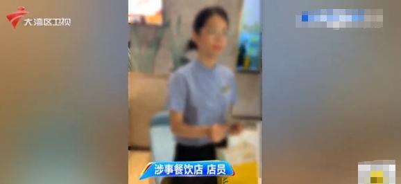 广东男子带全家吃自助餐，8岁女儿接了2杯透明饮料，和妈妈一起喝下后，感到食道灼烧