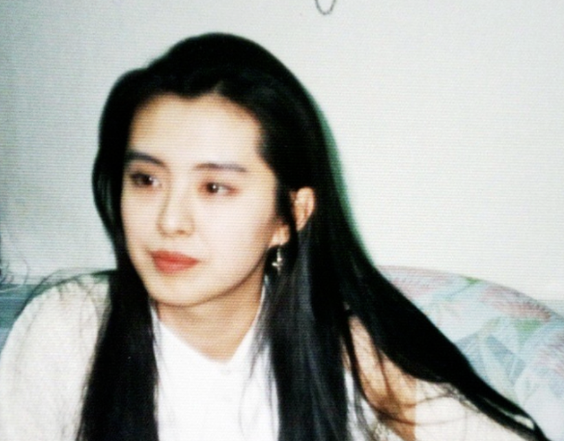 90年代香港女星中风情万种的“人间绝色”是谁？
王祖贤，一双含情眼略带忧郁与英气