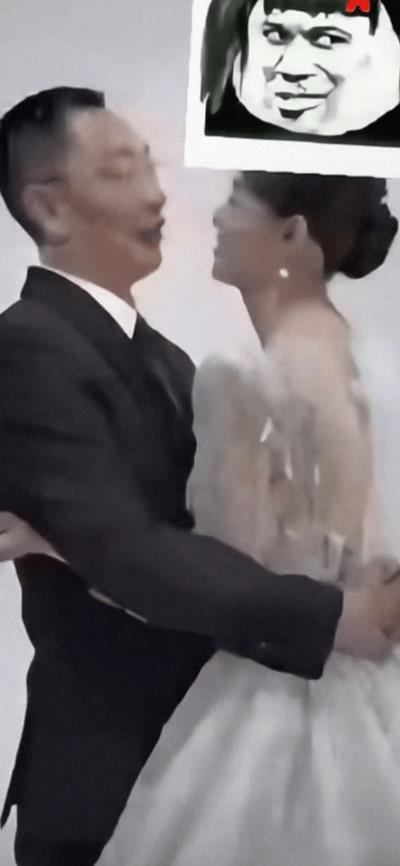 就这一份娇羞，试问有几个男人不喜欢？女孩儿眼里全是爱啊！道总也把她搂得紧紧的。