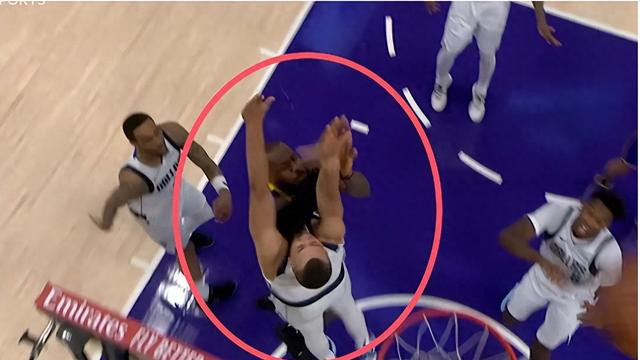 詹姆斯肘击事件：NBA湖人vs独行侠赛场风波