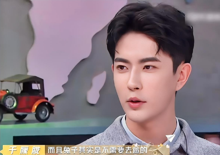 发现没？
看于朦胧的面相，他耳朵长，
人中长，完全不像是走到这一步的人，所以走到