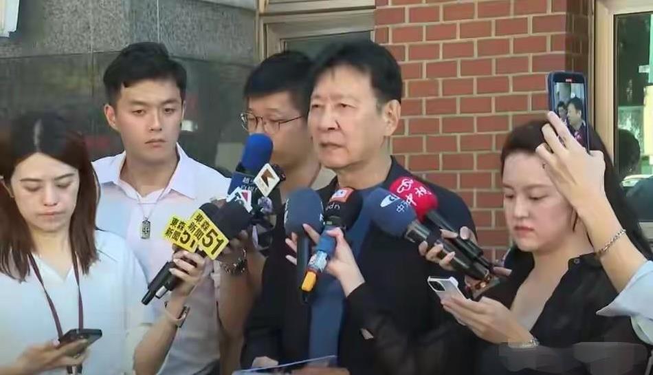 果不其然，赵少康对郑丽文和张亚中下手了！
9月25日，赵少康到台北警局报案，状告