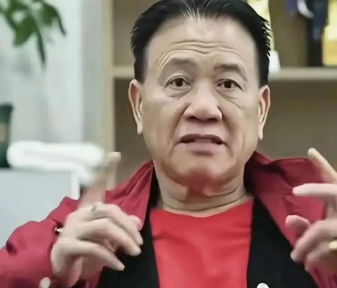 大变样了
年轻时候超帅的
虽然老了眉间还有当年年轻时候的影子
岁月真是把杀猪刀