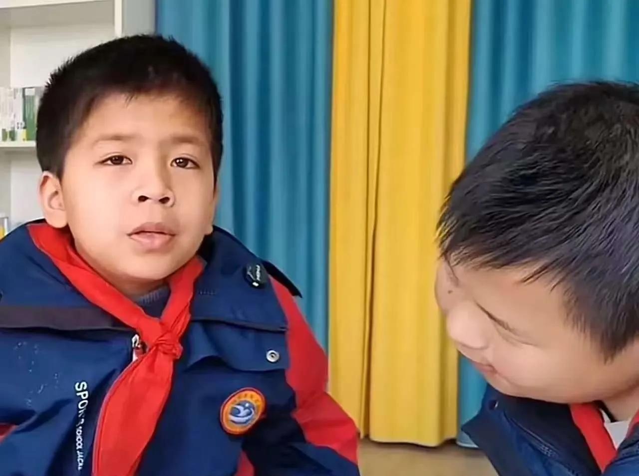 江西某地的一所学校里，一名患有智力障碍和语言障碍的男孩，进入了一年级时已经11岁