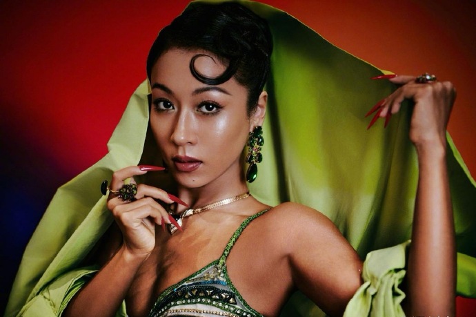 好搞笑，吉克隽逸把自己这身绿色造型称为“香菜公主”，突然觉得画面都充满香菜的味道