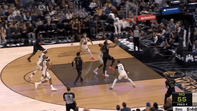 波杰抢板被奎因一推撞到费尔斯犯规，裁判回看改判奎因犯规