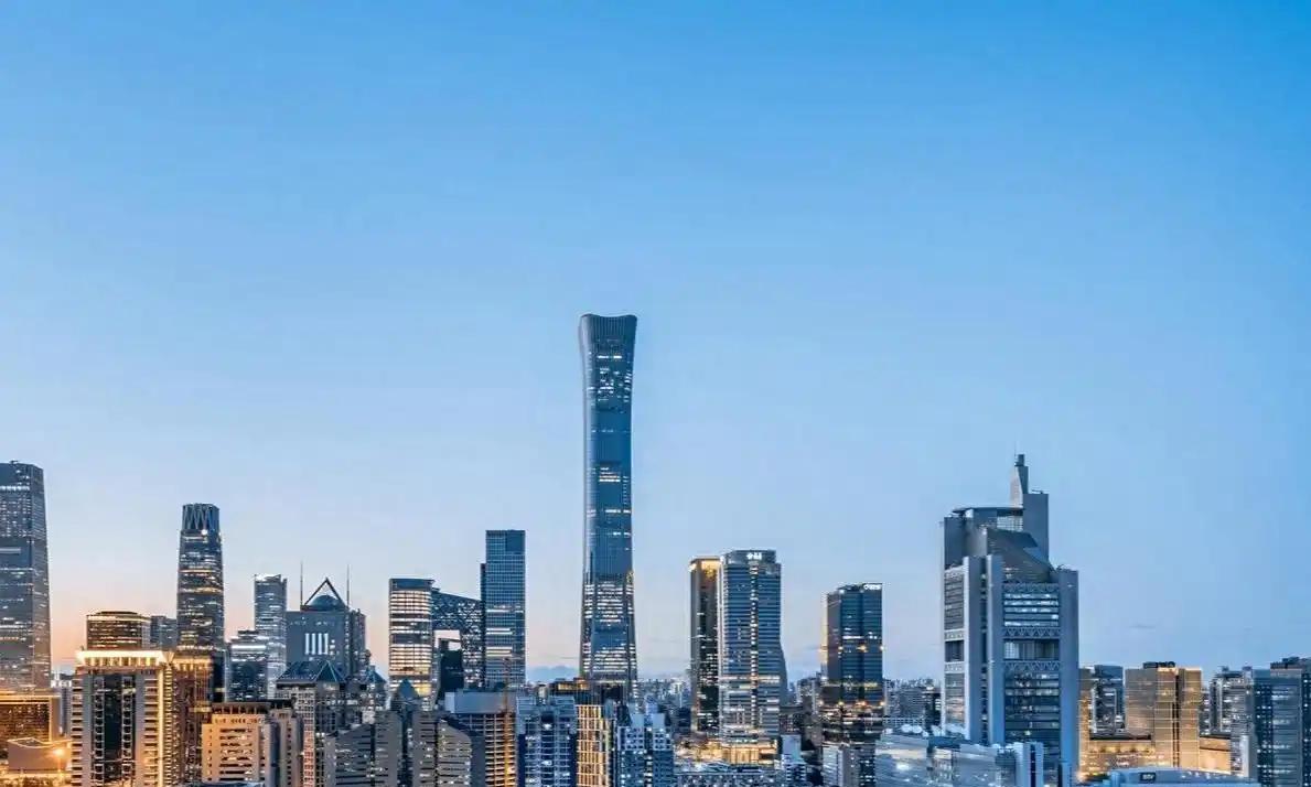 美国现在担心的不是中国迎头超越，而是中国选了一条与美国完全相反的道路，现在的中国