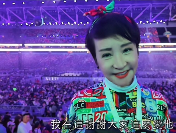 谢霆锋的妈妈狄波拉说：“谢谢大家能来我儿子的演唱会，当我看到全场五万多观众在听我