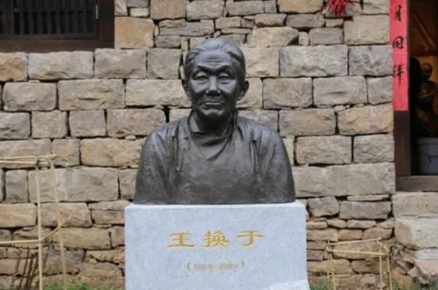 1941年，战士毕铁华被捕，敌人对他严刑拷打，全身被烙铁烙烂了，敌人以为他死了，