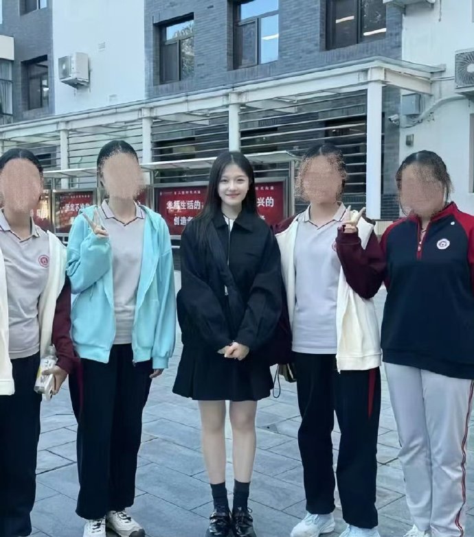 看了李兰迪和路人合影才知道，原来她的脸是这么小啊！ ​​​